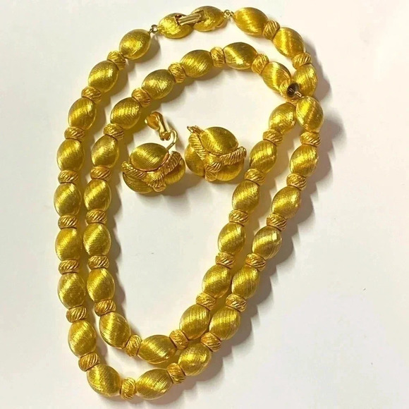 RARE ALICE CAVINESS NECKLACE AND MATCHING CLIP ON EARRINGS. 😍 - Picture 2 of 10